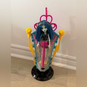 Monster High Frankie Stein Freaky Fusion Recharge Chamber Doll and Playset